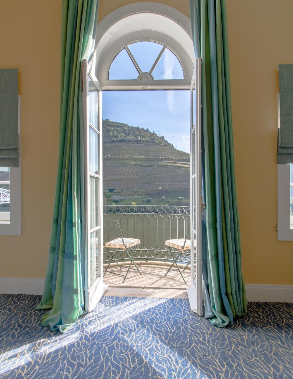 The Vintage House - Douro Hotel Pinhao Exterior photo A view of the balcony of a suite at the Cape Heritage