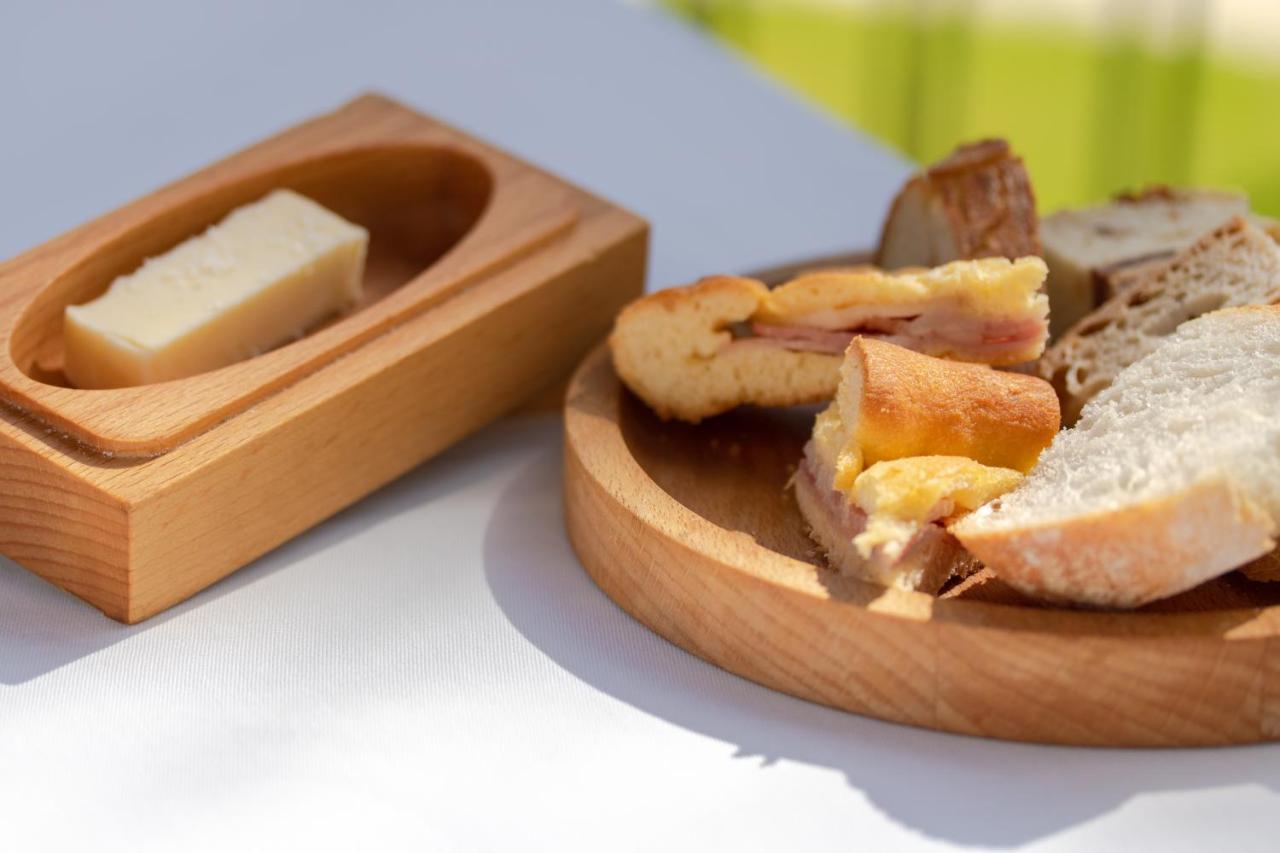 The Vintage House - Douro Hotel Pinhao Exterior photo A typical Italian bread with olive oil and ham