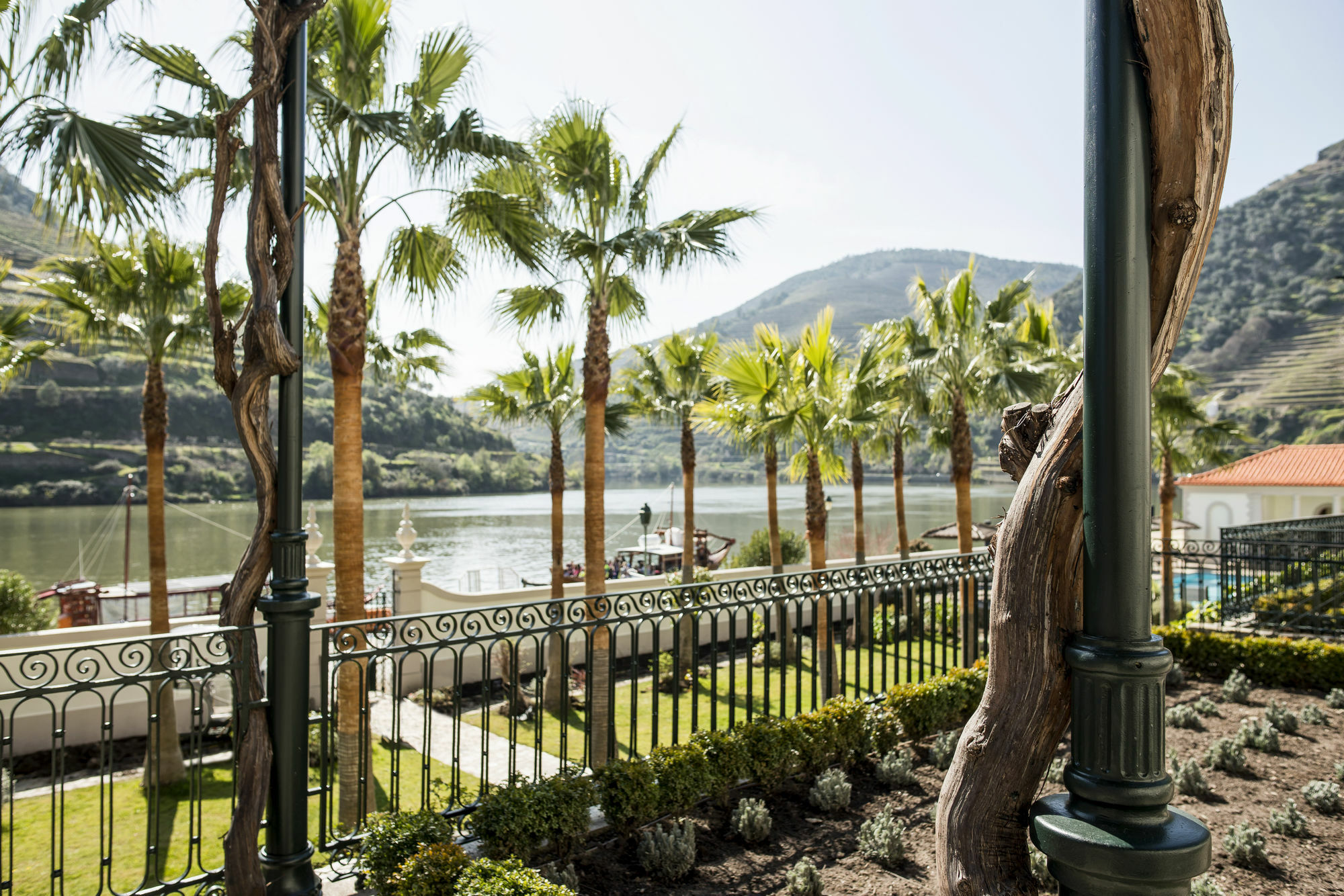 The Vintage House - Douro Hotel Pinhao Exterior photo The lake at the center of the resort